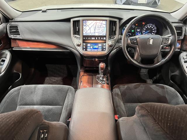 クラウンハイブリッド ロイヤルサルーン ブラックスタイル 電動シート/シートヒーター/レーダークルコン/クリアランスソナー/スマートキー/ETC/ステアリングヒーター/純正ナビ/Bluetooth/バックカメラ/HIDオートライト/純正AW(20枚目)