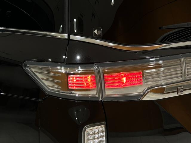 エルグランド ２５０ハイウェイスターアーバンクロム　後席モニター／半革シート／クルーズコントロール／横滑り防止装置／ＥＴＣ／純正ナビ／地デジ／Ｂｌｕｅｔｏｏｔｈ／バックカメラ／ＬＥＤオートライト／純正１８ＡＷ（21枚目）