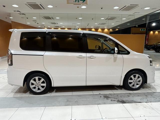 ヴォクシー ＺＳ　サンルーフ／両側電動スライドドア／ＥＴＣ／パドルシフト／純正ナビ／Ｂｌｕｅｔｏｏｔｈ／バックカメラ／ＨＩＤオートライト／純正ＡＷ（12枚目）