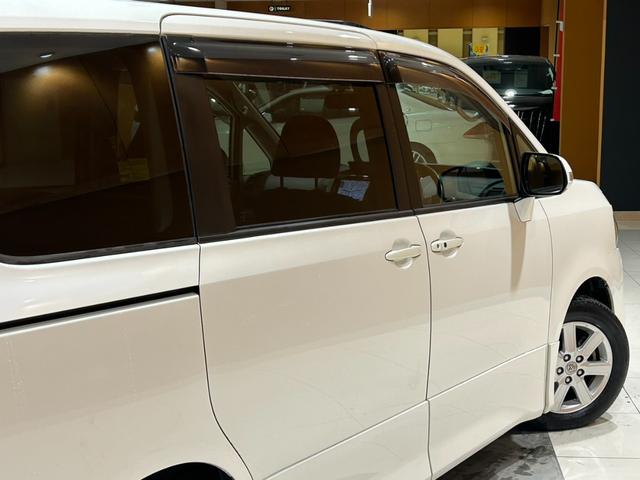 ヴォクシー ＺＳ　サンルーフ／両側電動スライドドア／ＥＴＣ／パドルシフト／純正ナビ／Ｂｌｕｅｔｏｏｔｈ／バックカメラ／ＨＩＤオートライト／純正ＡＷ（16枚目）