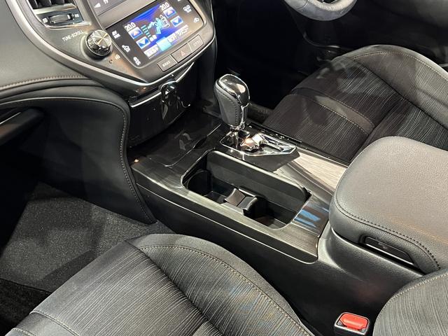 クラウンハイブリッド アスリートＳ　電動シート／シートヒーター／クルーズコントロール／ＥＴＣ／横滑り防止装置／ステアリングヒーター／純正ナビ／地デジ／Ｂｌｕｅｔｏｏｔｈ／バックカメラ／ＨＩＤオートライト／純正ＡＷ（32枚目）