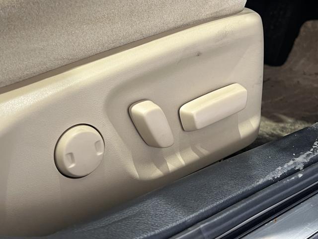 クラウンハイブリッド ロイヤルサルーン　電動シート／シートヒーター／レーダークルコン／クリアランスソナー／ＥＴＣ／ステアリングヒーター／純正ナビ／Ｂｌｕｅｔｏｏｔｈ／バックカメラ／地デジ／ＨＩＤオートライト／純正ＡＷ（9枚目）