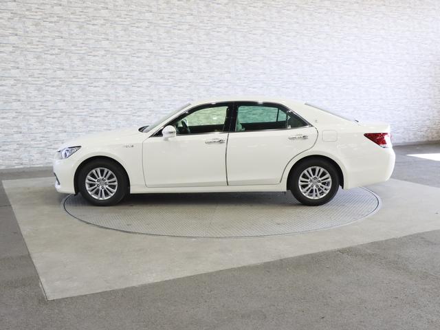 クラウンハイブリッド ロイヤルサルーン　電動シート／シートヒーター／レーダークルコン／クリアランスソナー／ＥＴＣ／ステアリングヒーター／純正ナビ／Ｂｌｕｅｔｏｏｔｈ／バックカメラ／地デジ／ＨＩＤオートライト／純正ＡＷ（12枚目）