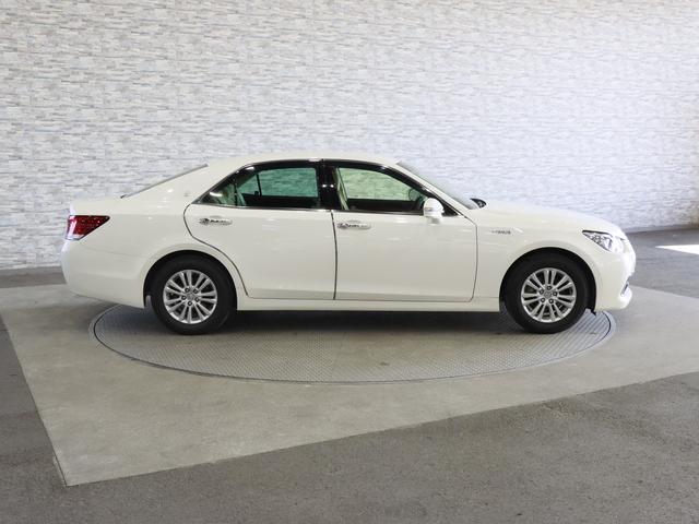 クラウンハイブリッド ロイヤルサルーン　電動シート／シートヒーター／レーダークルコン／クリアランスソナー／ＥＴＣ／ステアリングヒーター／純正ナビ／Ｂｌｕｅｔｏｏｔｈ／バックカメラ／地デジ／ＨＩＤオートライト／純正ＡＷ（13枚目）