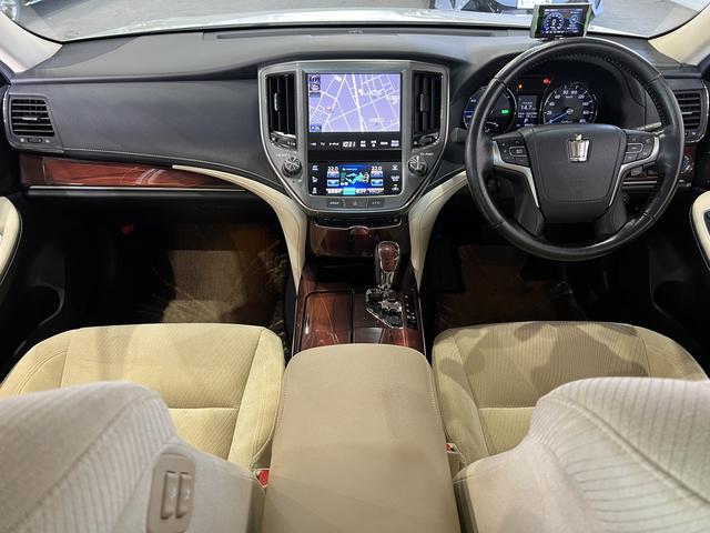 クラウンハイブリッド ロイヤルサルーン　電動シート／シートヒーター／レーダークルコン／クリアランスソナー／ＥＴＣ／ステアリングヒーター／純正ナビ／Ｂｌｕｅｔｏｏｔｈ／バックカメラ／地デジ／ＨＩＤオートライト／純正ＡＷ（20枚目）