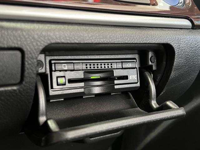 クラウンハイブリッド ロイヤルサルーン　電動シート／シートヒーター／レーダークルコン／クリアランスソナー／ＥＴＣ／ステアリングヒーター／純正ナビ／Ｂｌｕｅｔｏｏｔｈ／バックカメラ／地デジ／ＨＩＤオートライト／純正ＡＷ（25枚目）