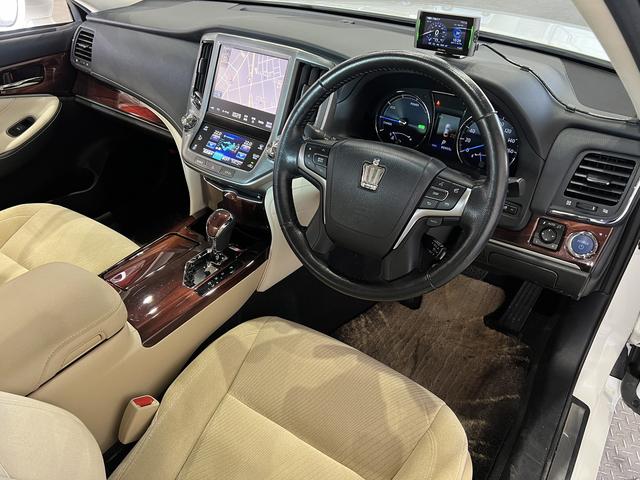 クラウンハイブリッド ロイヤルサルーン　電動シート／シートヒーター／レーダークルコン／クリアランスソナー／ＥＴＣ／ステアリングヒーター／純正ナビ／Ｂｌｕｅｔｏｏｔｈ／バックカメラ／地デジ／ＨＩＤオートライト／純正ＡＷ（27枚目）