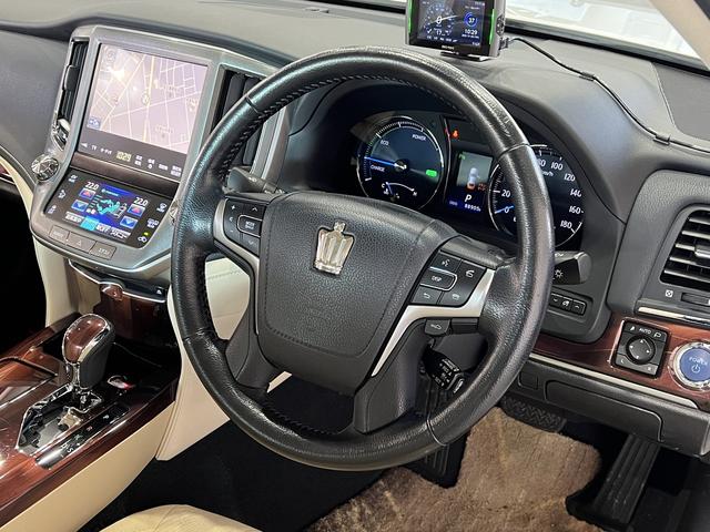 クラウンハイブリッド ロイヤルサルーン　電動シート／シートヒーター／レーダークルコン／クリアランスソナー／ＥＴＣ／ステアリングヒーター／純正ナビ／Ｂｌｕｅｔｏｏｔｈ／バックカメラ／地デジ／ＨＩＤオートライト／純正ＡＷ（28枚目）