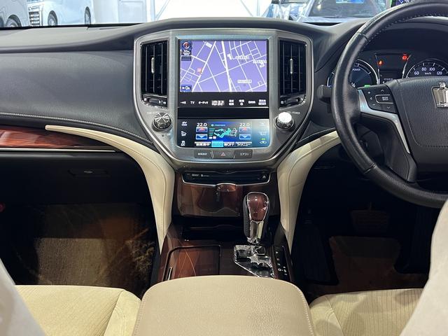 クラウンハイブリッド ロイヤルサルーン　電動シート／シートヒーター／レーダークルコン／クリアランスソナー／ＥＴＣ／ステアリングヒーター／純正ナビ／Ｂｌｕｅｔｏｏｔｈ／バックカメラ／地デジ／ＨＩＤオートライト／純正ＡＷ（29枚目）