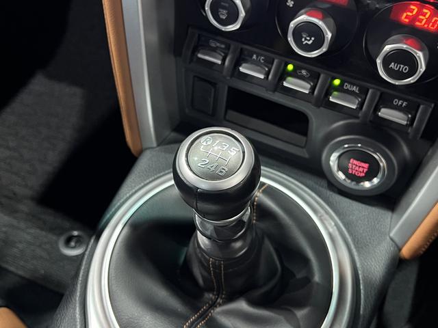 ８６ ＧＴリミテッド　ブラックパッケージ　後期／６速ＭＴ／前後ブレンボキャリパー／タン×黒ハーフ革／シートヒーター／純正ナビ／Ｂｌｕｅｔｏｏｔｈ／バックカメラ／ＴＲＡＣＫスイッチ／クルーズコントロール／スマートキー／ＥＴＣ／ＬＥＤオートライト（7枚目）