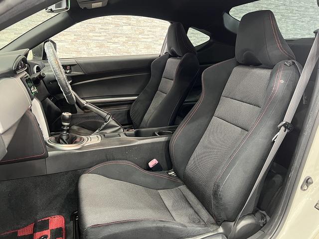 BRZ S 6速MT/GLANZENリアバンパー/Rスポイラー/スマートキー/ETC/横滑り防止装置/ケンウッドオーディオ/HIDオートライト/純正AW(34枚目)