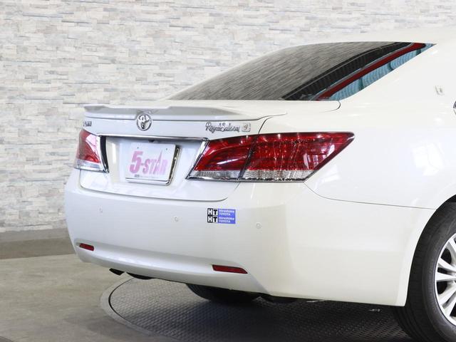 クラウン ロイヤルサルーン　ＴＲＤトランクスポイラー／電動シート／クルーズコントロール／クリアランスソナー／スマートキー／ＥＴＣ／横滑り防止装置／純正ナビ／Ｂｌｕｅｔｏｏｔｈ／バックカメラ／地デジ／ＨＩＤオートライト／純正ＡＷ（18枚目）