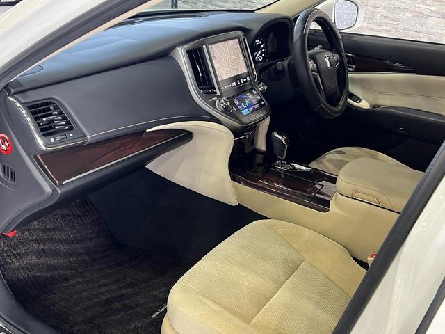 クラウン ロイヤルサルーン　ＴＲＤトランクスポイラー／電動シート／クルーズコントロール／クリアランスソナー／スマートキー／ＥＴＣ／横滑り防止装置／純正ナビ／Ｂｌｕｅｔｏｏｔｈ／バックカメラ／地デジ／ＨＩＤオートライト／純正ＡＷ（37枚目）