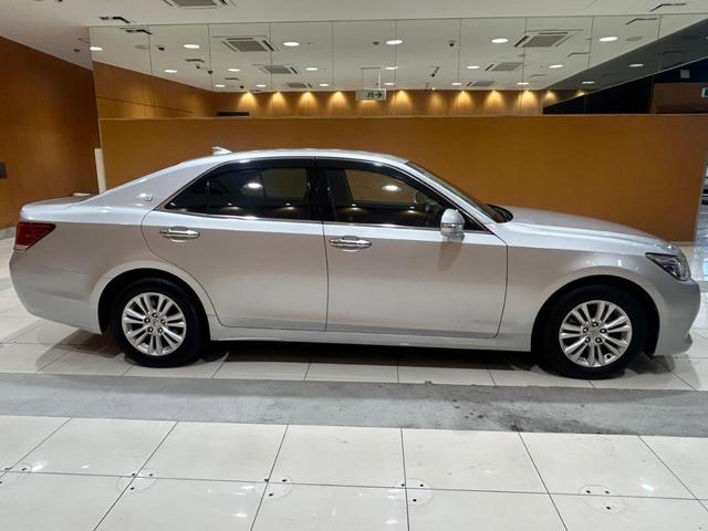 クラウン ロイヤルサルーン　電動シート／クルーズコントロール／クリアランスソナー／ＥＴＣ／スマートキー／横滑り防止装置／純正ナビ／Ｂｌｕｅｔｏｏｔｈ／バックカメラ／地デジ／ＬＥＤオートライト／純正ＡＷ（10枚目）