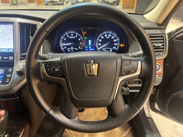 クラウン ロイヤルサルーン　電動シート／クルーズコントロール／クリアランスソナー／ＥＴＣ／スマートキー／横滑り防止装置／純正ナビ／Ｂｌｕｅｔｏｏｔｈ／バックカメラ／地デジ／ＬＥＤオートライト／純正ＡＷ（21枚目）