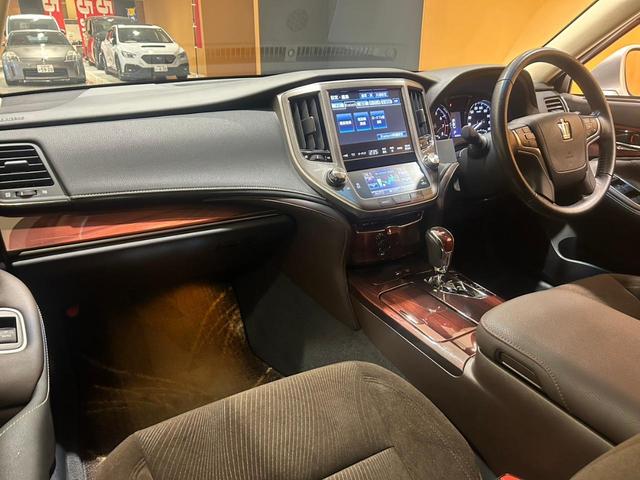 クラウン ロイヤルサルーン　電動シート／クルーズコントロール／クリアランスソナー／ＥＴＣ／スマートキー／横滑り防止装置／純正ナビ／Ｂｌｕｅｔｏｏｔｈ／バックカメラ／地デジ／ＬＥＤオートライト／純正ＡＷ（30枚目）