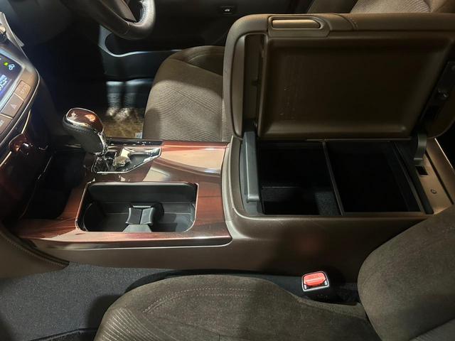 クラウン ロイヤルサルーン　電動シート／クルーズコントロール／クリアランスソナー／ＥＴＣ／スマートキー／横滑り防止装置／純正ナビ／Ｂｌｕｅｔｏｏｔｈ／バックカメラ／地デジ／ＬＥＤオートライト／純正ＡＷ（33枚目）