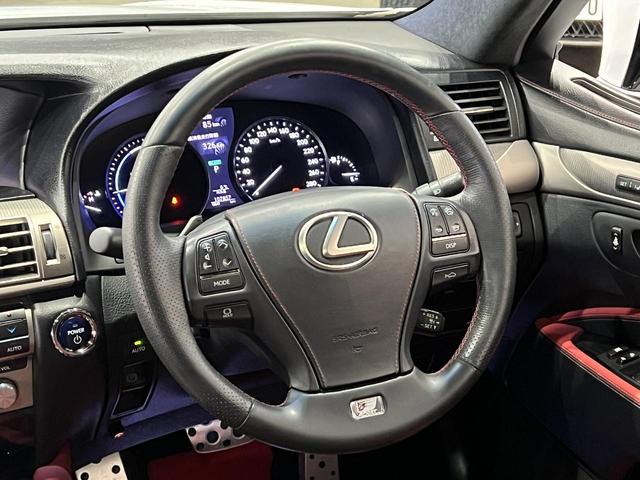 ＬＳ ＬＳ６００ｈ　ＦスポーツＸライン　４ＷＤ／サンルーフ／ＡＩＭＧＡＩＮフルエアロ／マークレビンソンサウンド／３眼ＬＥＤ／ビッグキャリパー／赤黒本革電動メモリーシート／シートベンチレーション／レーダークルコン／グレード専用ＡＷ（26枚目）