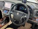 ロイヤルサルーン　電動シート／シートヒーター／レーダークルコン／クリアランスソナー／ＥＴＣ／ステアリングヒーター／純正ナビ／Ｂｌｕｅｔｏｏｔｈ／バックカメラ／地デジ／ＨＩＤオートライト／純正ＡＷ（28枚目）