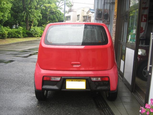 リヤバンパーはお約束の色褪せ．黒にペイント