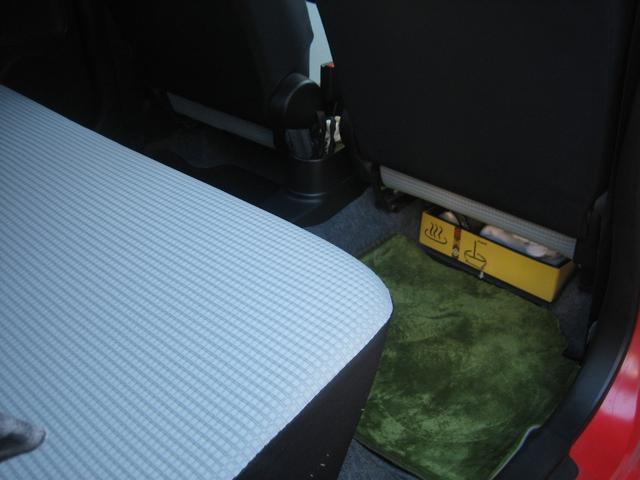 シート下は小物入れ