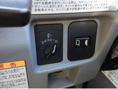 左電動格納ミラー付きです。駐車時にあると嬉しい装備ですね。 6