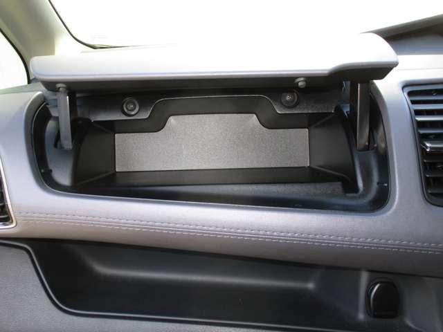 セレナ 1.2 e-POWER ハイウェイスター V MM321D-Lナビゲーション&アラウンドビュー スマートキープッシュスタート 左右パワースライドドア エマージェンシーB 助手席エアバッグ ワンオーナー車 3列シート ETC車載器 ウォークスルー(15枚目)