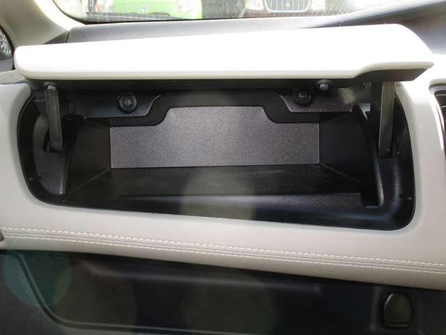 セレナ １．２　ｅ－ＰＯＷＥＲ　ハイウェイスター　Ｖ　キーレスエントリ　衝突軽減ブレーキシステム　１オーナ　３列シート　車線逸脱　ウォークスルー　オートエアコン　イモビライザー　アイドリングストップ　ＡＷ　サイドエアバッグ　ＡＢＳ　助手席エアバッグ（12枚目）