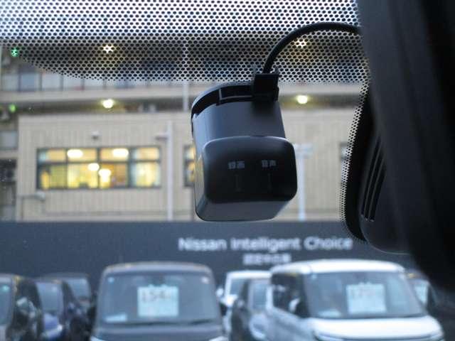 セレナ 2.0 ハイウェイスター V MM521DーLナビゲーション&アラウンドビュ ハイビームアシスト クルコン LEDランプ サイドエアバッグ アルミ 三列シート ワンオーナー エアバッグ LDP キーフリー ETC ナビTV ABS(9枚目)