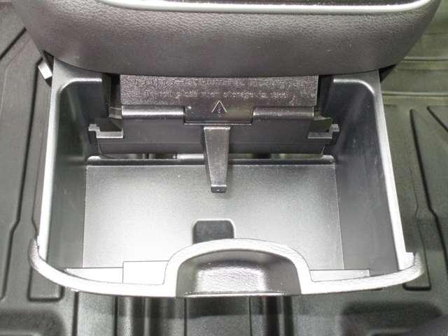 セレナ 2.0 ハイウェイスター V MM521DーLナビゲーション&アラウンドビュ ハイビームアシスト クルコン LEDランプ サイドエアバッグ アルミ 三列シート ワンオーナー エアバッグ LDP キーフリー ETC ナビTV ABS(17枚目)