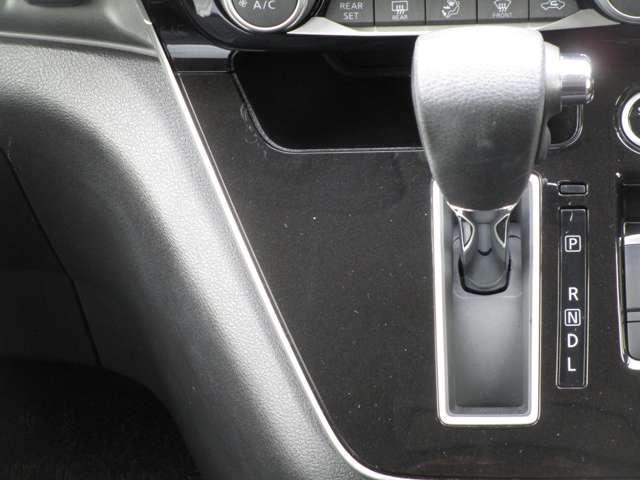 セレナ ２．０　ハイウェイスター　Ｖ　ＭＭ５２１ＤーＬナビゲーション＆バックビューモ　カーナビ　ハイビームアシスト　レーダーＣ　アルミ　三列シート　ワンオーナー　エアバッグ　ＬＤＰ　キーフリー　パワーウインドウ　点検記録簿　盗難防止装置（17枚目）