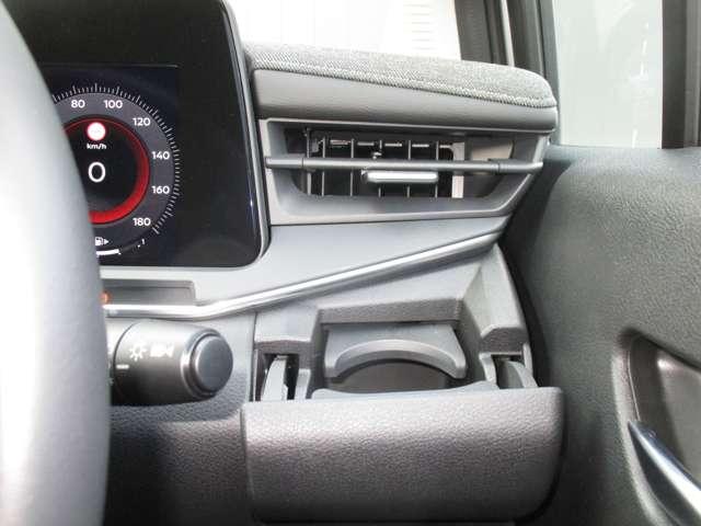 オーラ １．２　Ｇ　メモリーナビ　アラウンドビューモニター　ＥＴＣ　パワーウィンドウ　アルミホイール　フルオートエアコン　パワーステアリング　記録簿　メモリーナビ　エアバッグ　ＡＢＳ　　試乗車アップ　ナビ　ＡＡＣ　ＰＳ（13枚目）