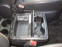 フロントシート中央にはドリンクホルダーを装備した小物入れがあります♪