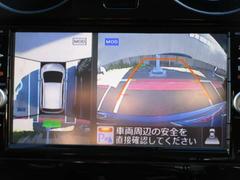 上空から見下ろしているかのように駐車できるアラウンドビューモニター。車庫入れや縦列駐車に役立ちます。 4