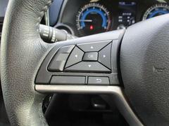 車内の温度を快適に保つ、便利なタッチパネル式オートエアコン。 7