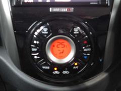 車内の温度を快適に保つ、便利なオートエアコン。 4