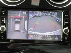 上空から見下ろしているかのように駐車できるアラウンドビューモニター。車庫入れや縦列駐車に役立ちます。 5