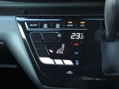 オートエアコンですので、車内を快適な空間に出来ます♪　　操作はタッチパネル式ですので爪の長い方でも安心して操作して頂けます！ 3