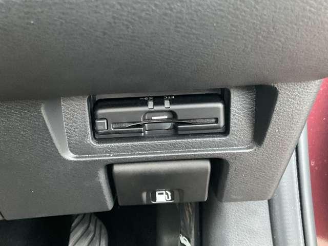 オーラ １．２　Ｇ　レザーエディション　メモリーナビ　アラウンドビューーモニター　ワンオーナ　追突防止　本革　車線逸脱警報装置　ＬＥＤ　ドライブレコーダー　盗難防止　記録簿　バックモニター　ＥＴＣ　インテリジェントキー　メモリーナビゲーション　ＡＷ　キーレスエントリー　ＡＢＳ（8枚目）