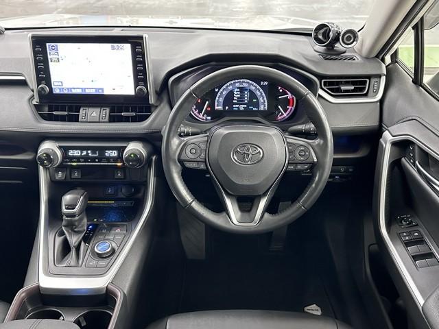 ＲＡＶ４ Ｇ　Ｚパッケージ　インテリジェントクリアランスソナー　パノラマルーフ　整備記録簿　ＡＷＤ　ＬＥＤライト　アルミホイル　オートクルーズ　横滑り防止装置　バックガイドモニター　盗難防止装置　デュアルエアバッグ　メモリナビ（4枚目）