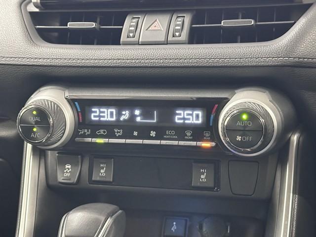 ＲＡＶ４ Ｇ　Ｚパッケージ　インテリジェントクリアランスソナー　パノラマルーフ　整備記録簿　ＡＷＤ　ＬＥＤライト　アルミホイル　オートクルーズ　横滑り防止装置　バックガイドモニター　盗難防止装置　デュアルエアバッグ　メモリナビ（9枚目）