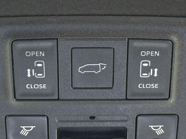 ノア ハイブリッドS-Z 横滑り防止機能 エアバッグ アイドリングストップ オートクルーズコントロール 地デジ 両側自動ドア ダブルエアコン スマートエントリー LEDランプ バックモニター メモリナビ 3列シート ETC付き(15枚目)