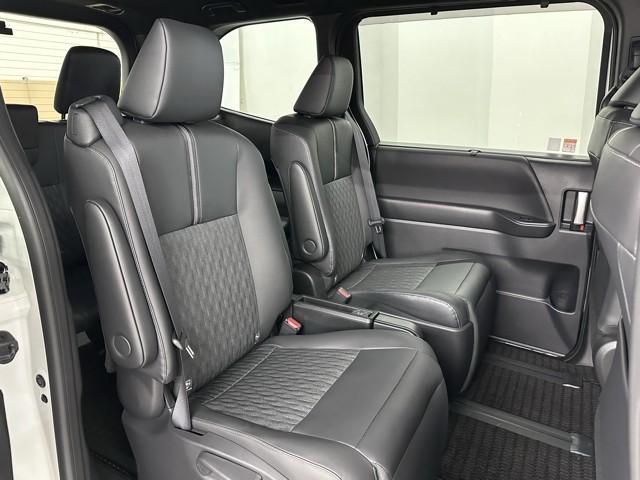 ノア ハイブリッドS-Z 横滑り防止機能 エアバッグ アイドリングストップ オートクルーズコントロール 地デジ 両側自動ドア ダブルエアコン スマートエントリー LEDランプ バックモニター メモリナビ 3列シート ETC付き(17枚目)