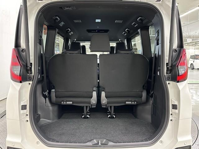 ノア ハイブリッドS-Z 横滑り防止機能 エアバッグ アイドリングストップ オートクルーズコントロール 地デジ 両側自動ドア ダブルエアコン スマートエントリー LEDランプ バックモニター メモリナビ 3列シート ETC付き(18枚目)