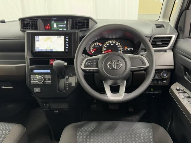 シックな色使いの運転席周りですね。すっきりとしたデザインで上品な色使いです。居心地の良い運転席、長く座ってられるリラックスできるデザインがいいですね。