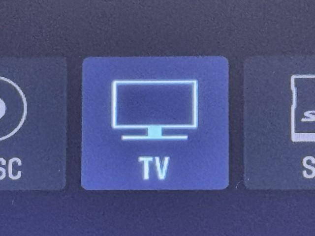 ＴＶが見れるチューナーを装備しています。　新しい車でも付いていないことで、ＴＶが見れない事も多々あるので要チェックです。