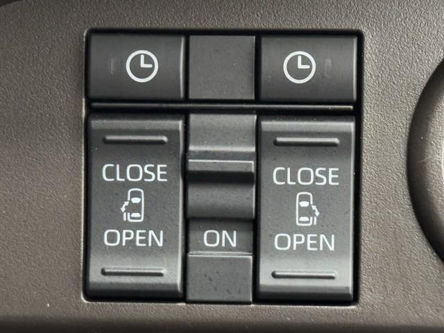 パワースライドドア装備で乗降りラクラク！　開閉もスイッチ一つでワンタッチですよ。　お子様やお年寄りの方も安心してお乗りできます。　坂道で開閉が重くなってしまう時に便利ですよ。