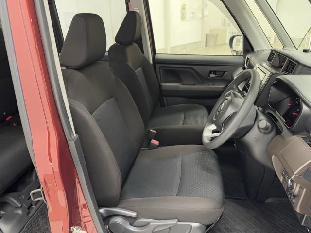 高めのヒップポイントのゆったりとしたシートです。　足腰に負担が掛かる乗り降りが楽になりますよ。　快適なドライブを楽しむ為にも長く座っていられるシートがいいですね。