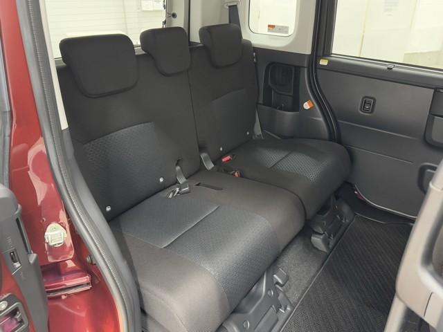足元広々の座り心地良好、後席ですよ。　ドライビング中、長い間同じ体勢で居るのって大変ですよね。　長く座っているものだから、リラックスできるシートがいいですよね。