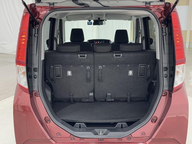 とても広々、大きな開口部の荷室スペースですね。　開口部広々だから、大きな荷物も楽々収納出来ちゃいますね。　荷物スペースは広いほうがいいですよね。